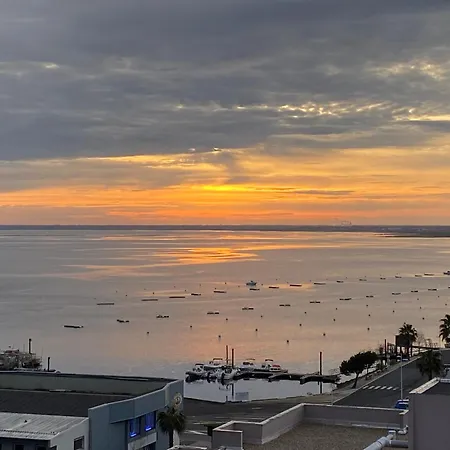 Appartamento Aux Pieds Des Plages, Du Port, De La Piste Cyclable Et Des Commerces De Proximité, Un Au Dernier étage Avec Vue Panoramique Sur Le Bassin D'arcachon, Entièrement Rénové, Dans Résidence Avec Piscine Arcachon