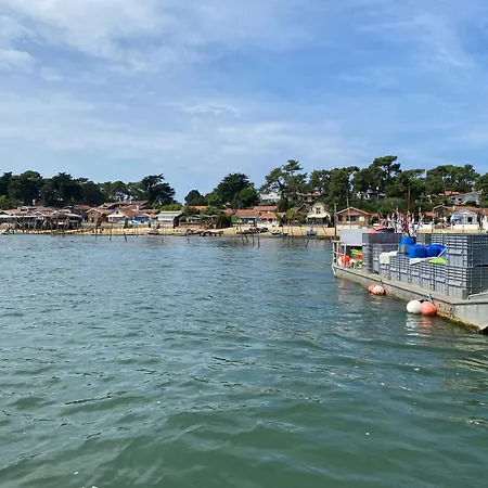 Aux Pieds Des Plages, Du Port, De La Piste Cyclable Et Des Commerces De Proximité, Un Au Dernier étage Avec Vue Panoramique Sur Le Bassin D'arcachon, Entièrement Rénové, Dans Résidence Avec Piscine Arcachon