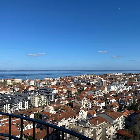 Aux Pieds Des Plages, Du Port, De La Piste Cyclable Et Des Commerces De Proximité, Un Au Dernier étage Avec Vue Panoramique Sur Le Bassin D'arcachon, Entièrement Rénové, Dans Résidence Avec Piscine